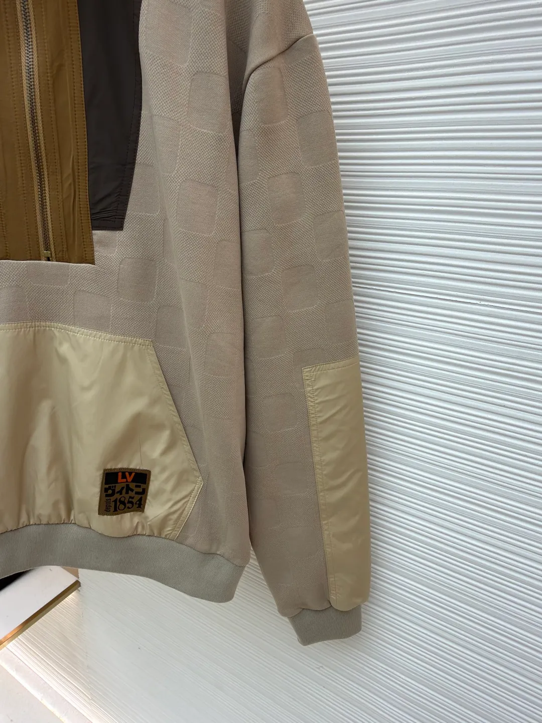 LOUIS VUITTON checkerboard half-zip workwear pullover ●Original version: Purchased and developed for 15700 ●Item number: 1681008-B05 ●Fabric: polyester fiber nylon fabric ●Technology: counter-position cutting machine ●Version: fitted version ●Weight: about 640 grams ●Size: S-M-L-XL ●Description: It is made of polyester fiber fabric, which has good breathability and moisture absorption. It is comfortable to wear and has a crisp texture. The fabrics of different materials and colors on the neckline are perfectly spliced. For example, the dark fabric at the neckline is spliced with the light-toned fabric on the main body. The lines are smooth and natural without any misalignment. The brand logo uses high-quality embroidery technology. The letters and patterns are three-dimensional and full, with fine stitching, high firmness, and not easy to fall off, highlighting the unique brand texture. The overall wiring is straight and delicate, the fabric is comfortable and soft, and the color is consistent without color difference. It can be matched with the same style to create a fashionable look and control various occasions. Customized accessories, complete with three standards, same style for men and women!